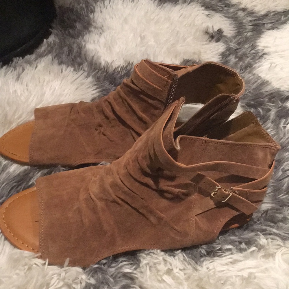 Sandals - Picture 2 of 3